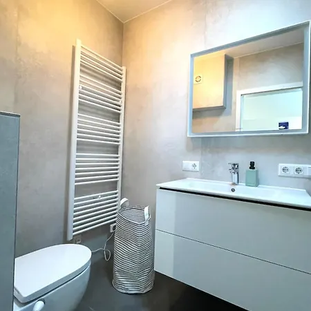 Spacious 3 Bedroom Escape In דירה